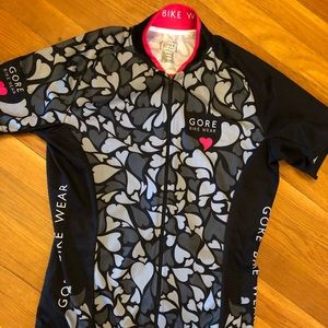 Women’s active-cycling-biking top with pockets